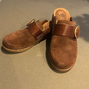 Sofftt brown suede clogs